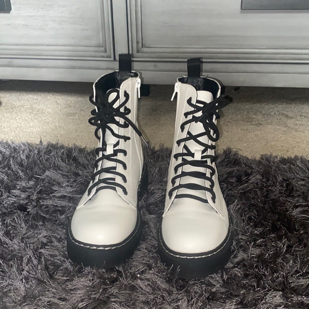 NWOT✨ White Leather Boots 🐼